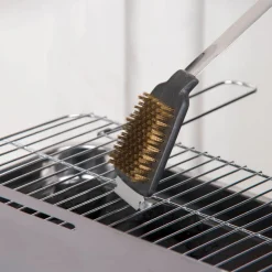 Grillbürste und Schaber aus Eichenholz