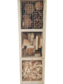 Insektenhotel mit Erdspiess