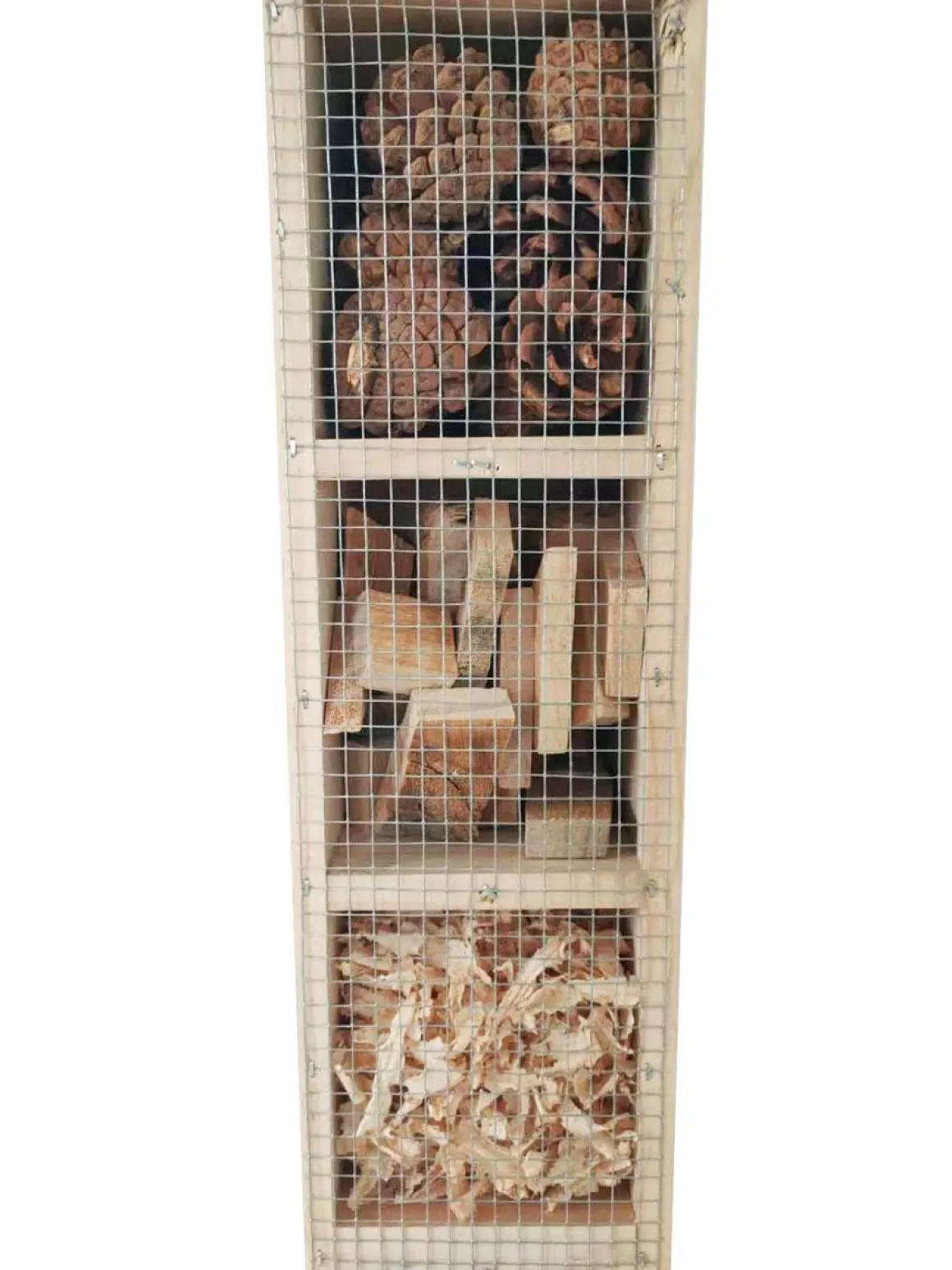 Insektenhotel mit Erdspiess