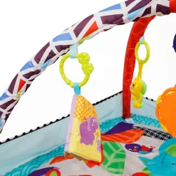 Krabbeldecke mit Spielbogen und Bällen