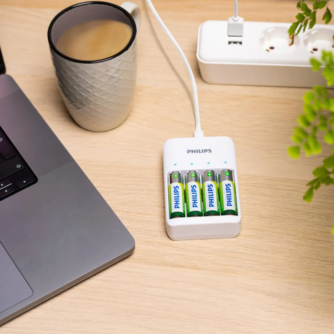 Ladegerät PHILIPS für AA / AAA Batterien inkl. 4 Batterien