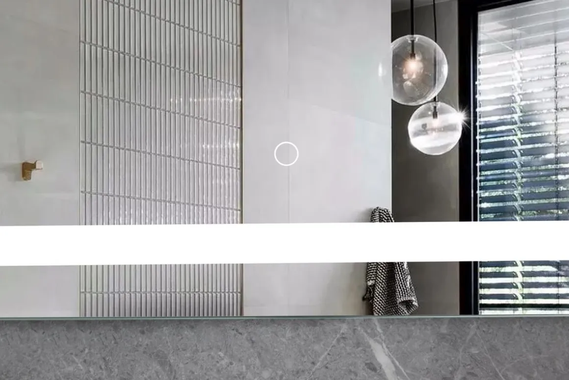 LED Wandspiegel 60 x 80 cm