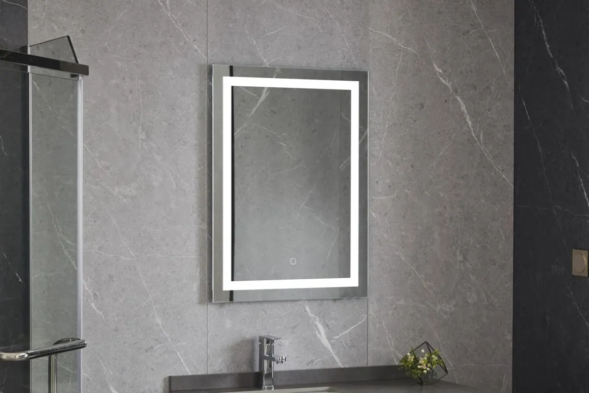 LED Wandspiegel 60 x 80 cm