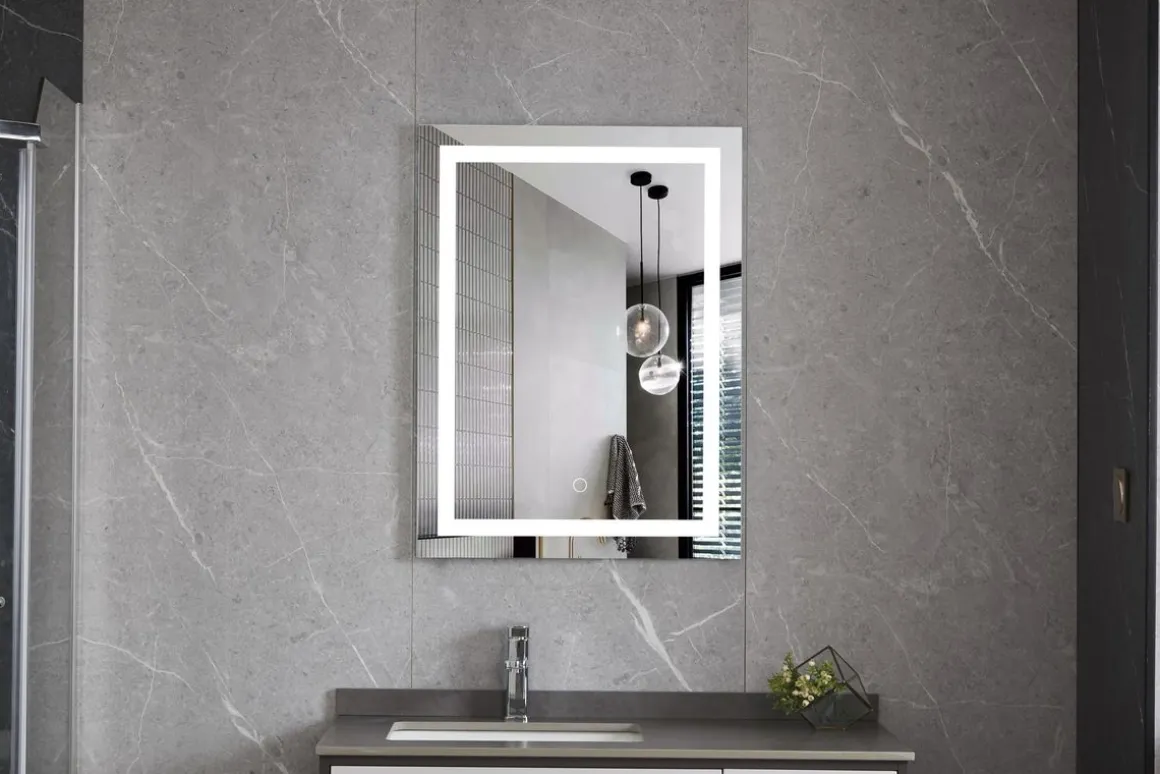 LED Wandspiegel 60 x 80 cm