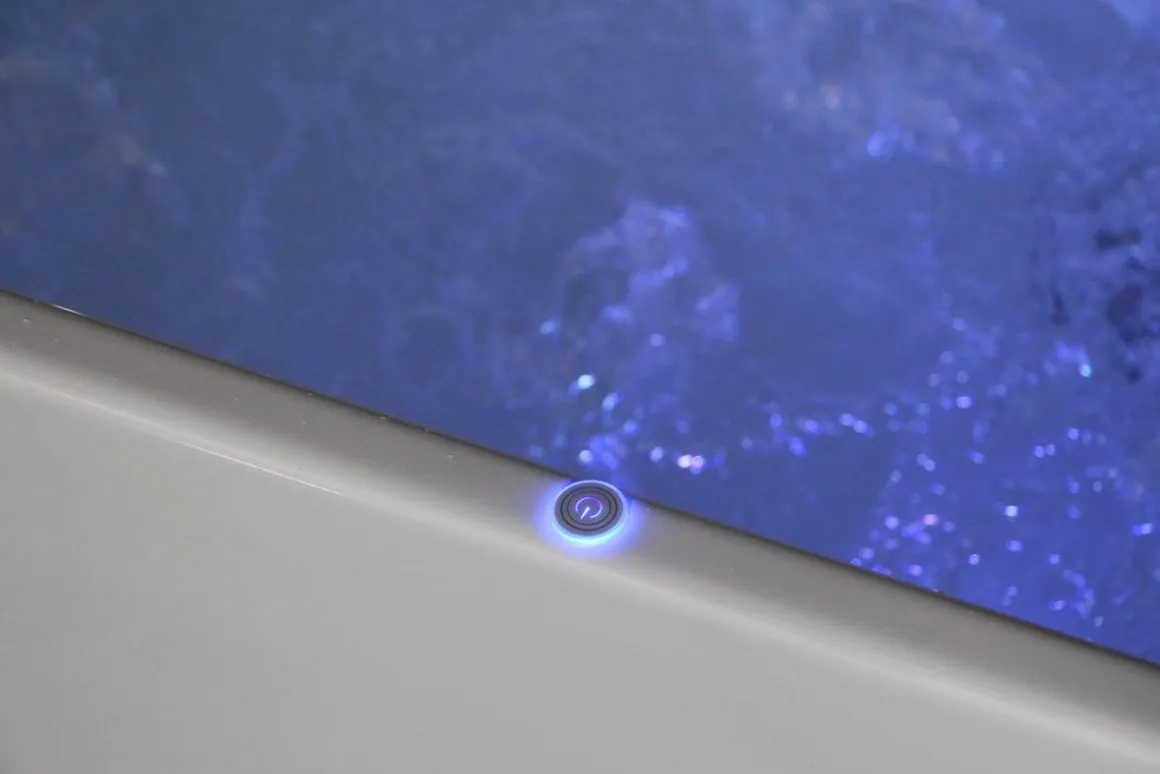LED Whirlpool Badewanne LIAN 260L