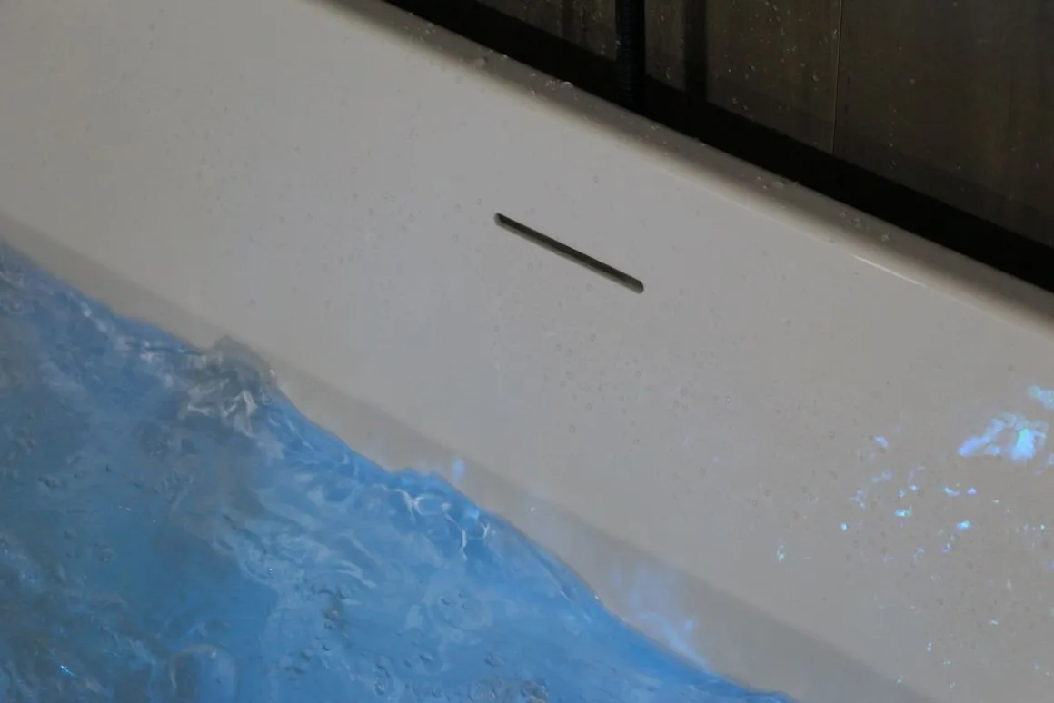 LED Whirlpool Badewanne LIAN 260L