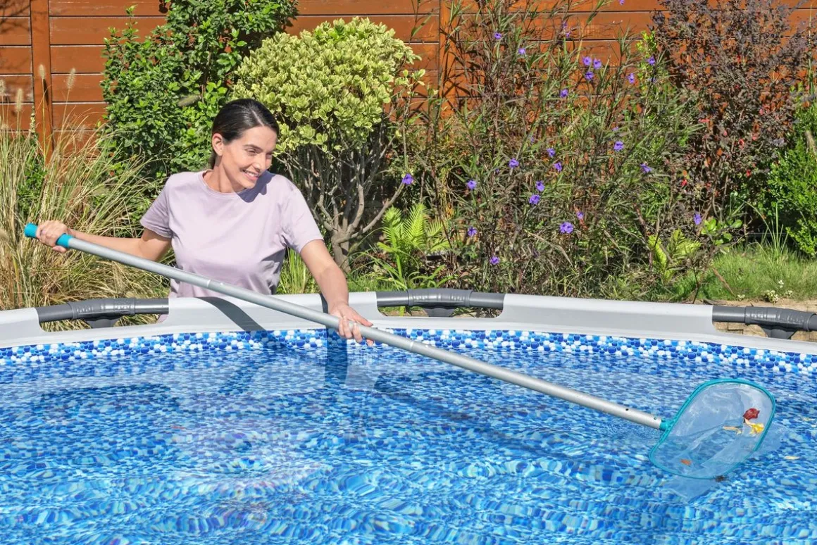 Poolsauger Set AquaSurge kabellos mit Kescher und Bürste