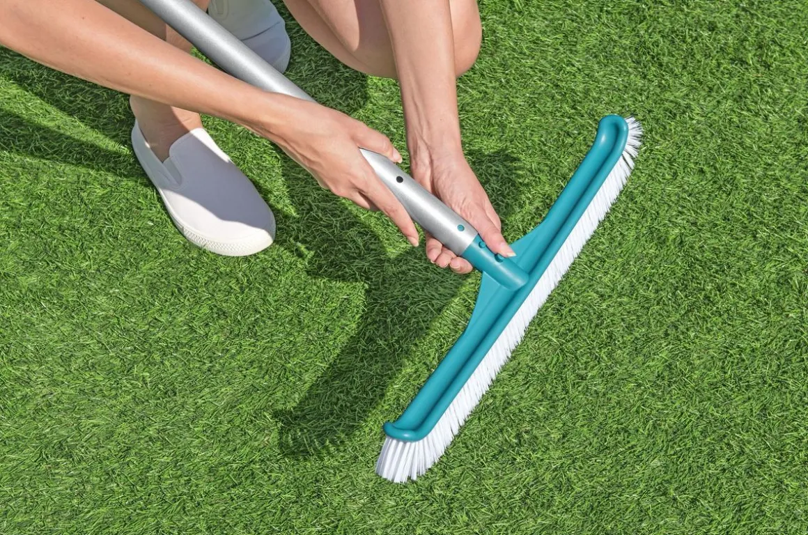 Poolsauger Set AquaSurge kabellos mit Kescher und Bürste