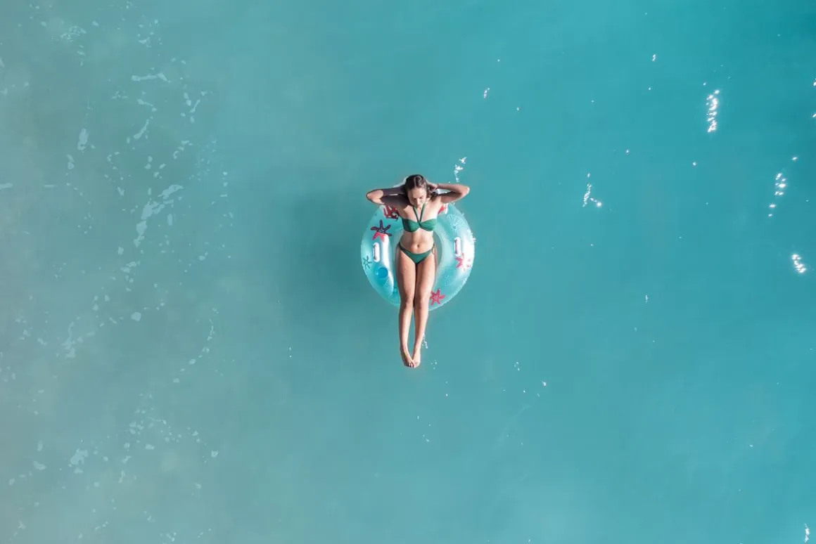 Schwimmring mit Rückenlehne Coral Bliss 97 cm